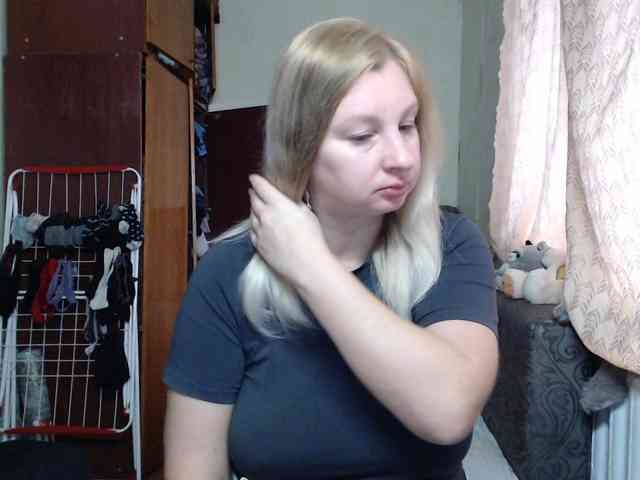 BustyBlondy webcam