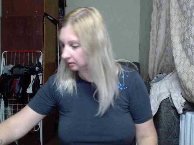 BustyBlondy webcam