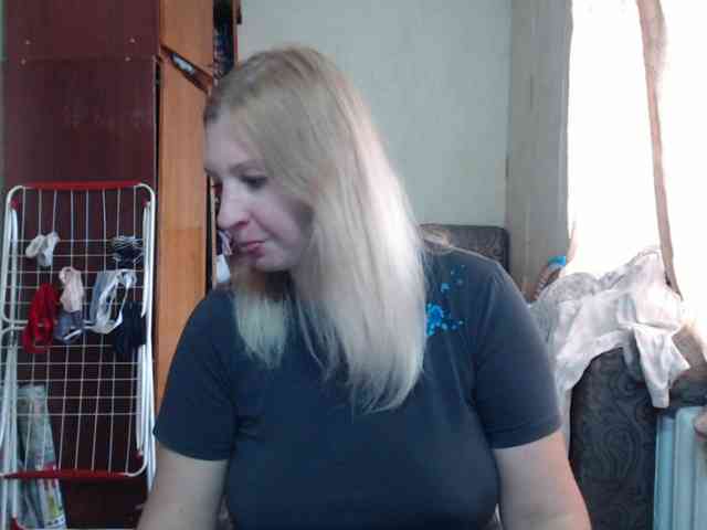 BustyBlondy webcam