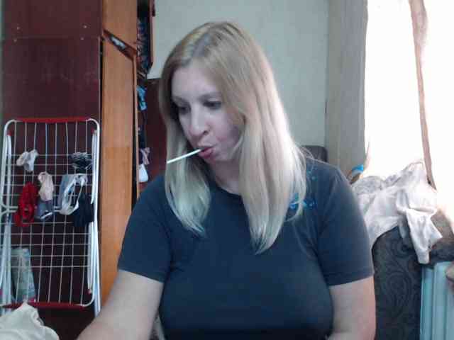 BustyBlondy webcam