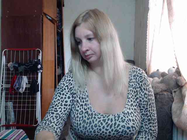 BustyBlondy webcam