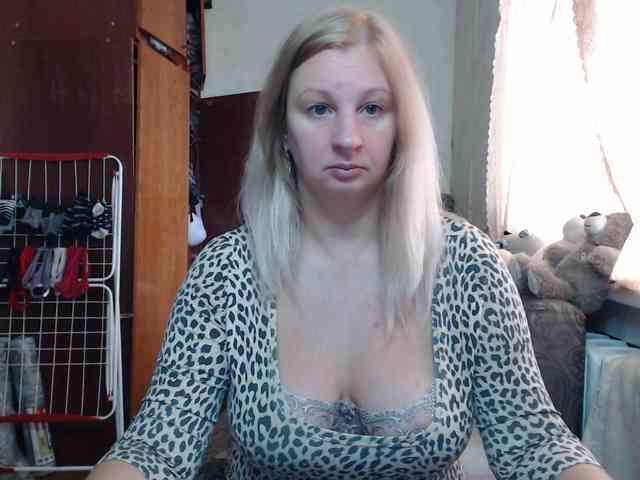 BustyBlondy webcam