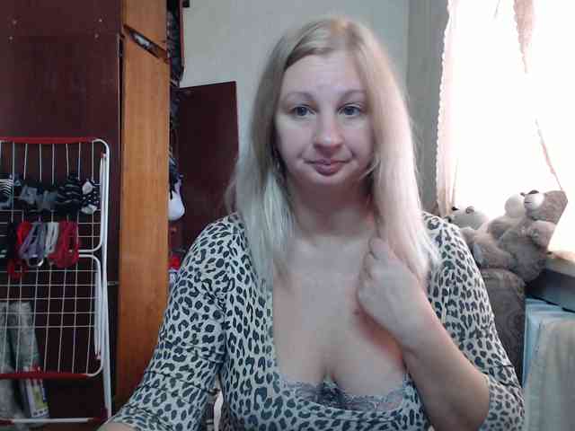 BustyBlondy webcam