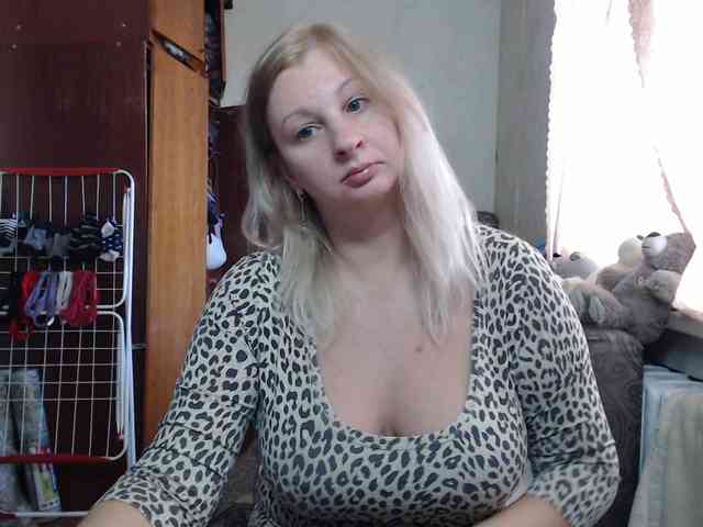 BustyBlondy webcam