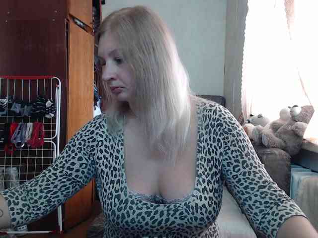 BustyBlondy webcam