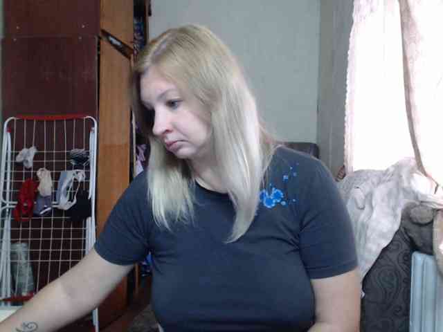 BustyBlondy webcam
