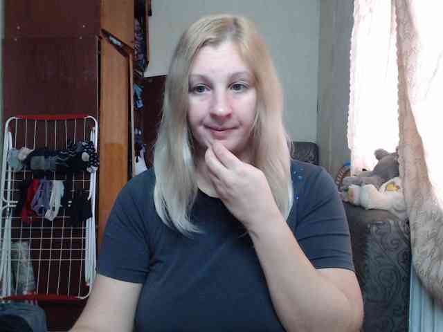 BustyBlondy webcam