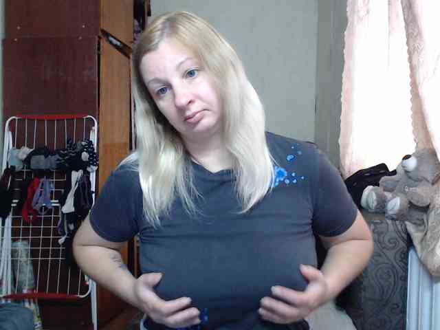 BustyBlondy webcam