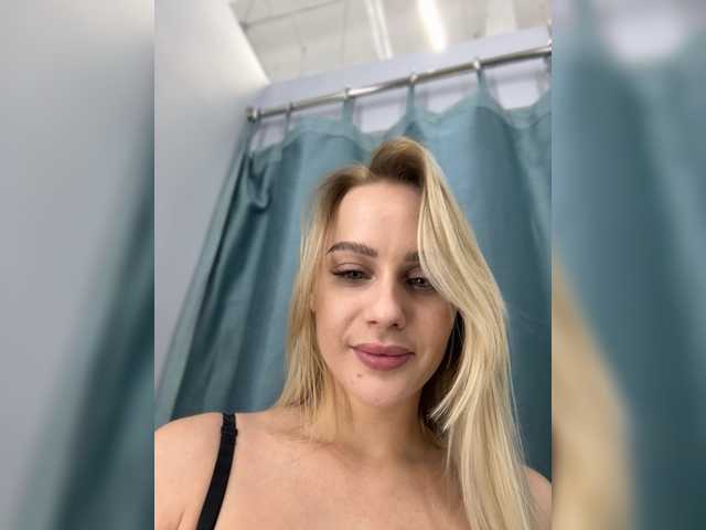 Entra en el chat con el modelo _Katrinka_ _Katrinka_