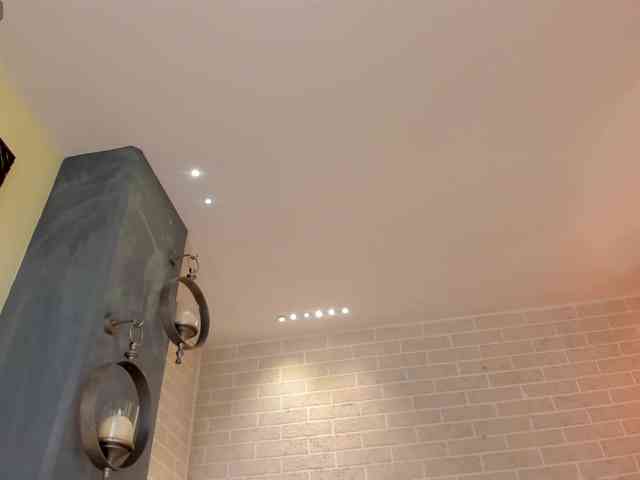 NiaHolland webcam