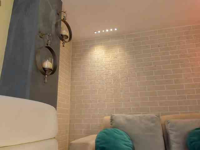 NiaHolland webcam
