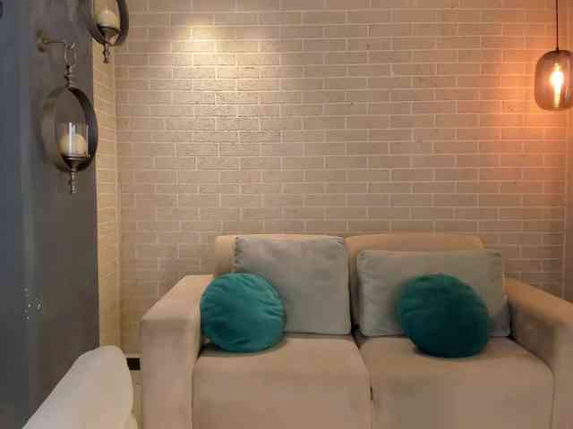 NiaHolland webcam