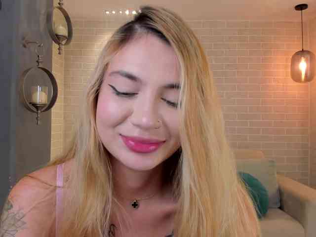 NiaHolland webcam