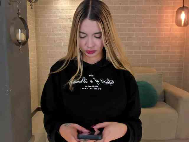 NiaHolland webcam