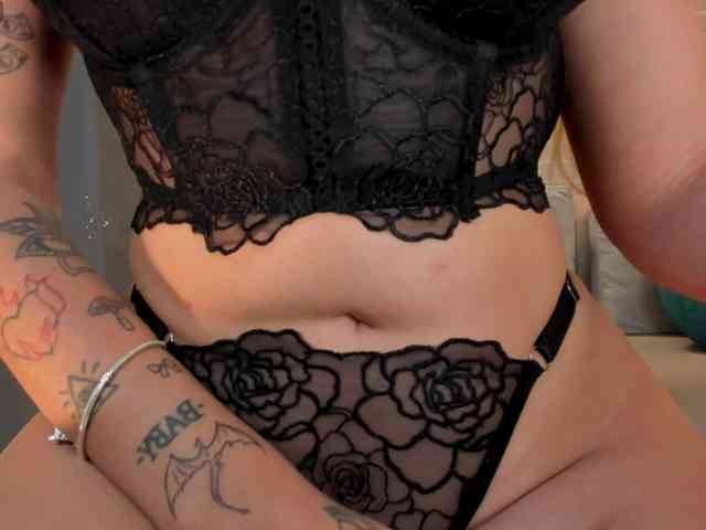NiaHolland webcam