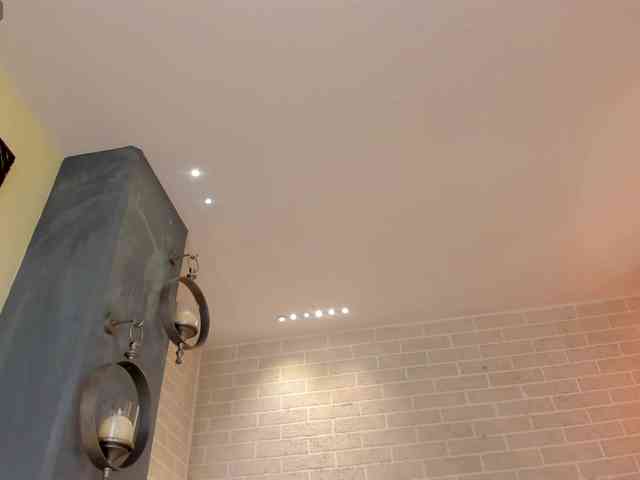 NiaHolland webcam