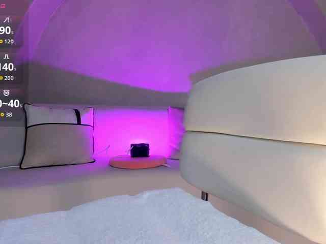 NiaHolland webcam