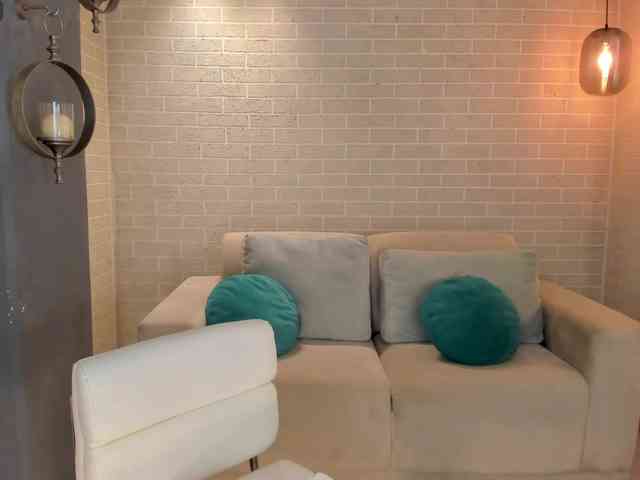 NiaHolland webcam