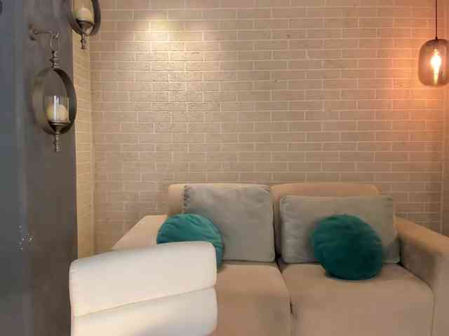 NiaHolland webcam