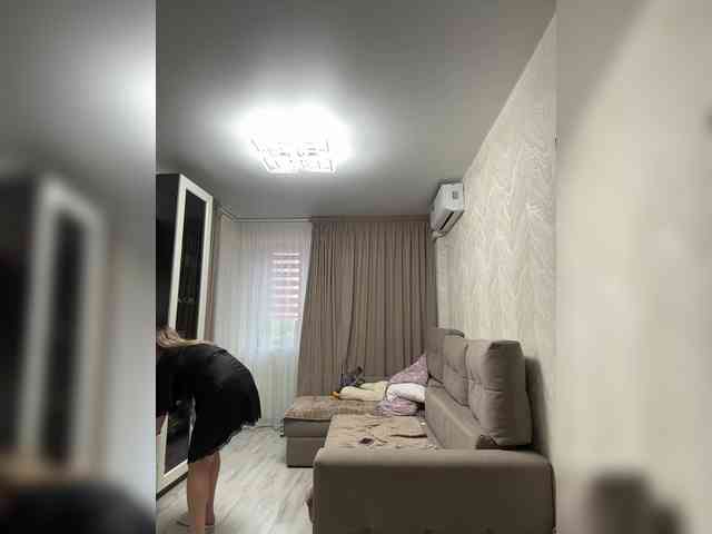 KateMid webcam