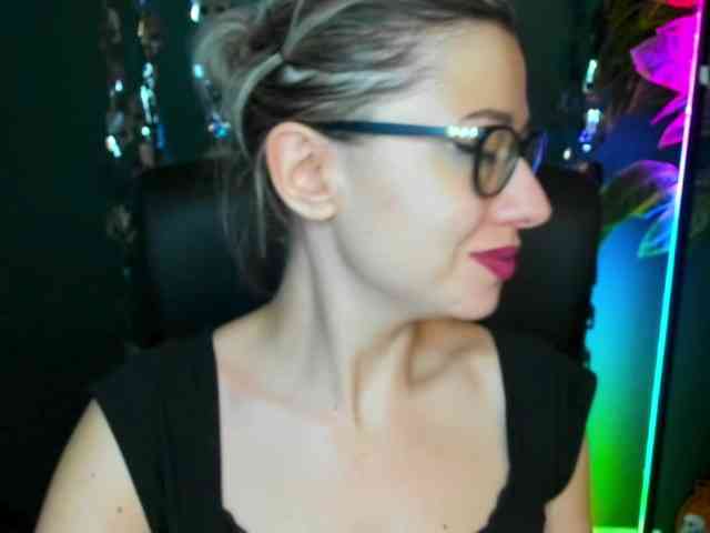 xxHeidiLove webcam