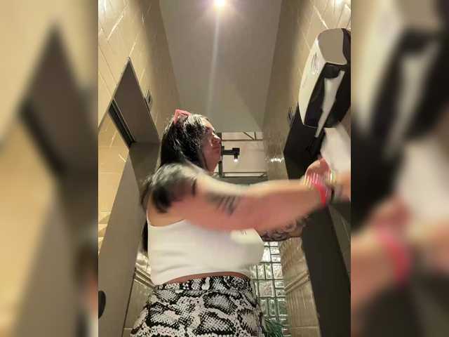 Vai a chattare su KROSHKA_N KROSHKA_N