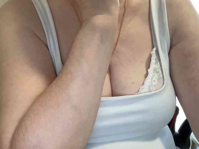 HotMilfPussy webcam
