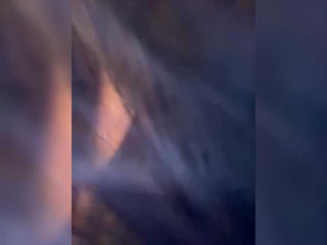 Entra en el chat con el modelo _Meggi_ _Meggi_