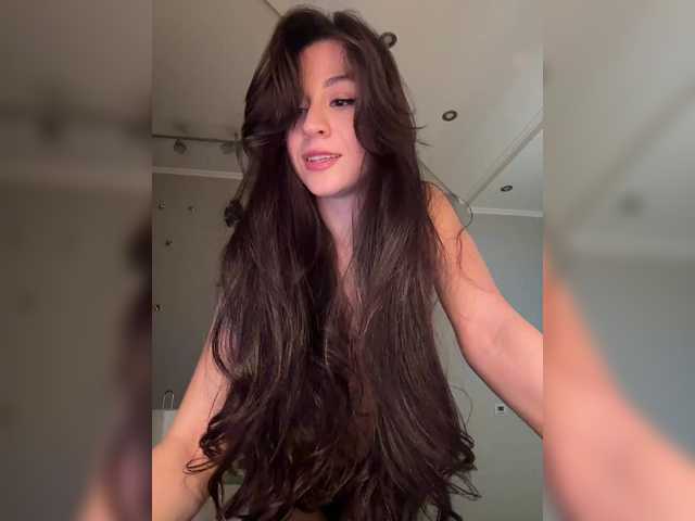 Entra en el chat con el modelo _Meggi_ _Meggi_