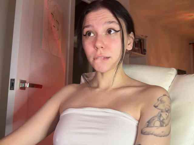 PinkDolly18 webcam