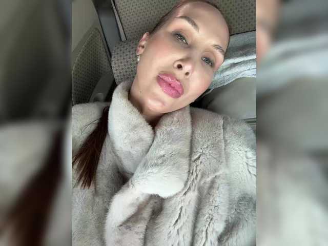 Accedi alla chat con il nickname HOT_honey HOT_honey