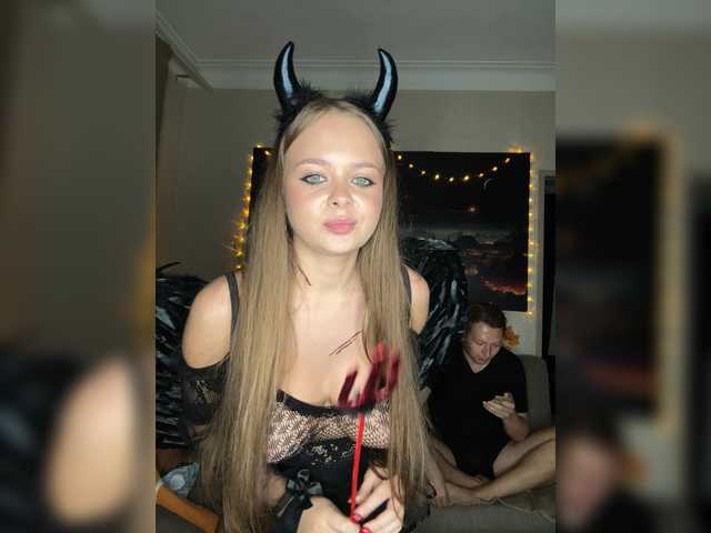 Entra en el chat con el modelo Art_cam Art_cam