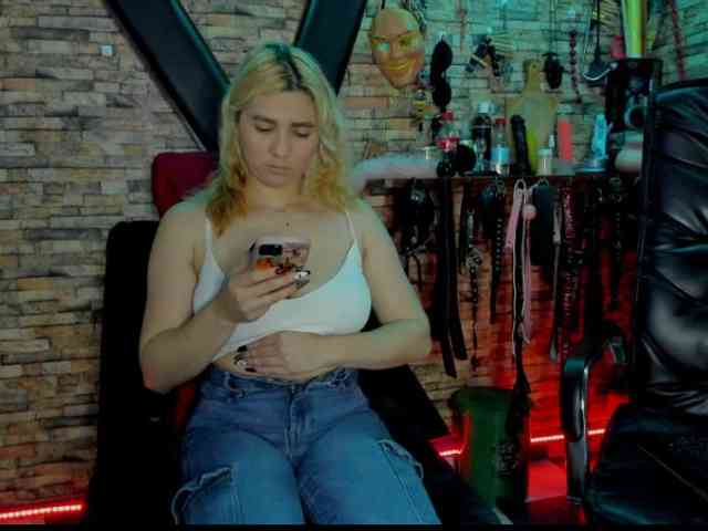 LunaLukisBdsm webcam