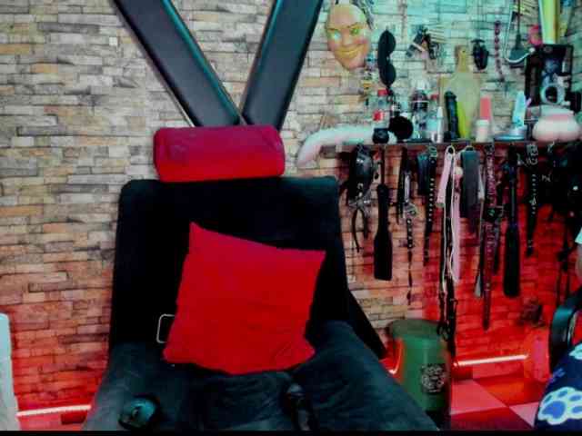 LunaLukisBdsm webcam