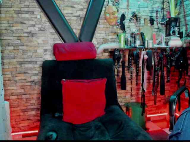 LunaLukisBdsm webcam