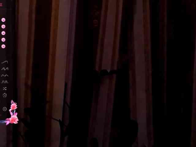 LauraBess webcam