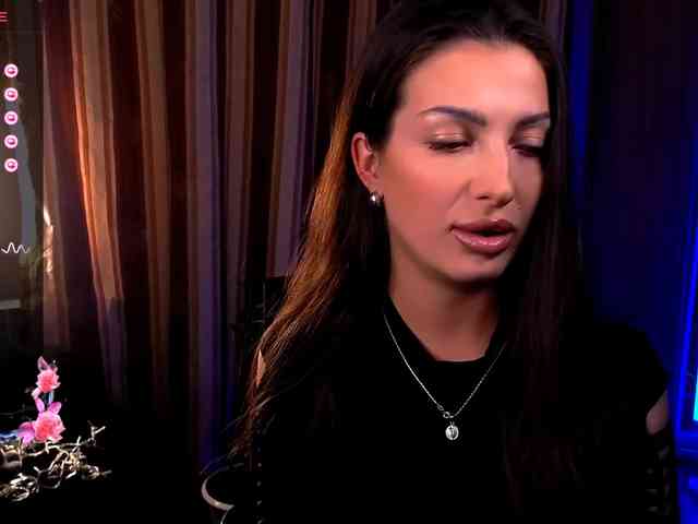 LauraBess webcam