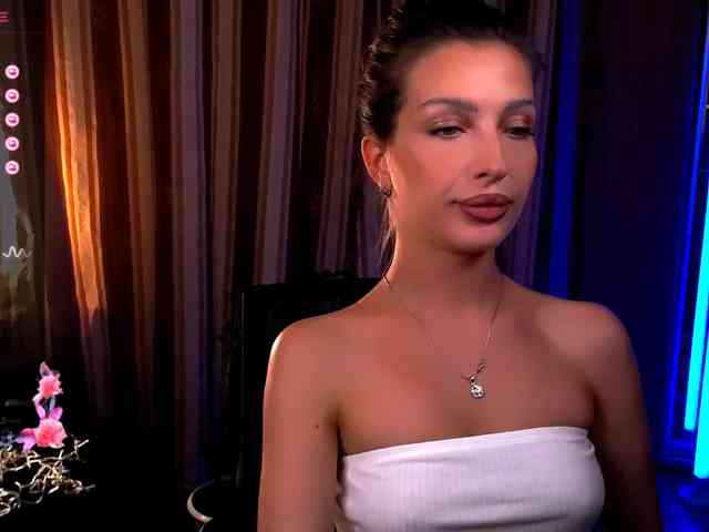 LauraBess webcam