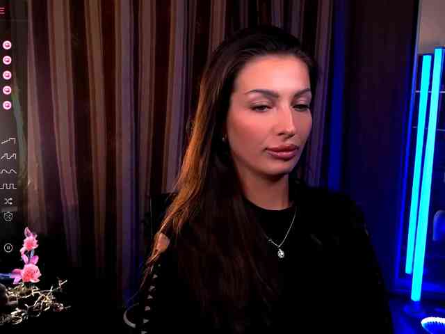 LauraBess webcam