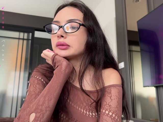 Entrez le videochat erotique avec le
modèle elisonni elisonni