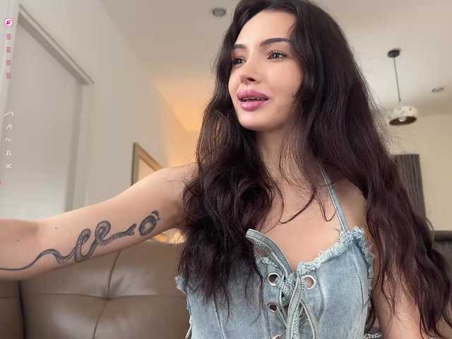 Entrez le videochat erotique avec le
modèle elisonni elisonni