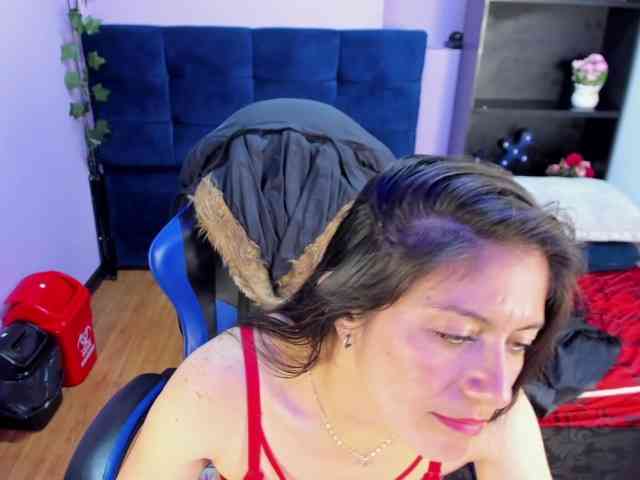 sara-squirtt webcam