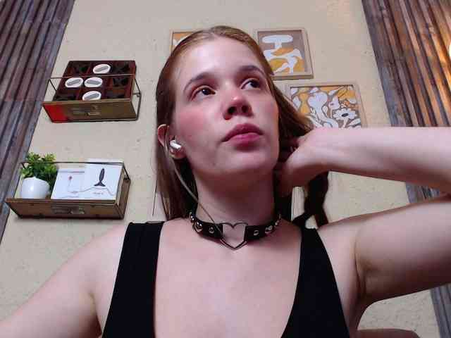 PrettyAriel webcam
