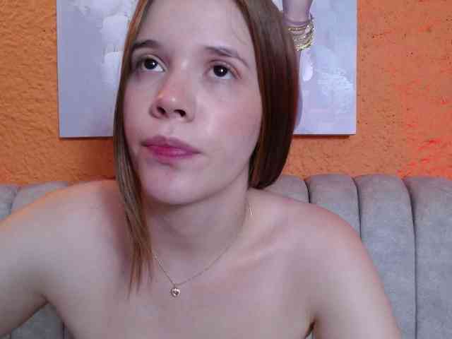 PrettyAriel webcam