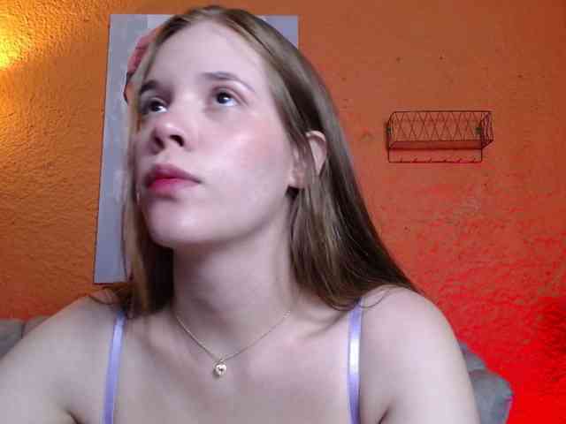 PrettyAriel webcam