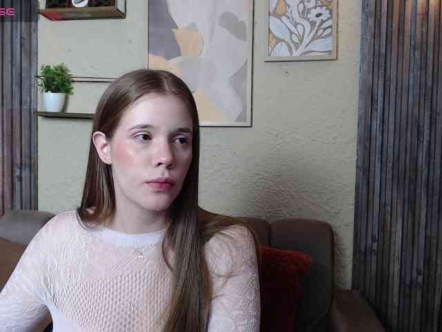 PrettyAriel webcam