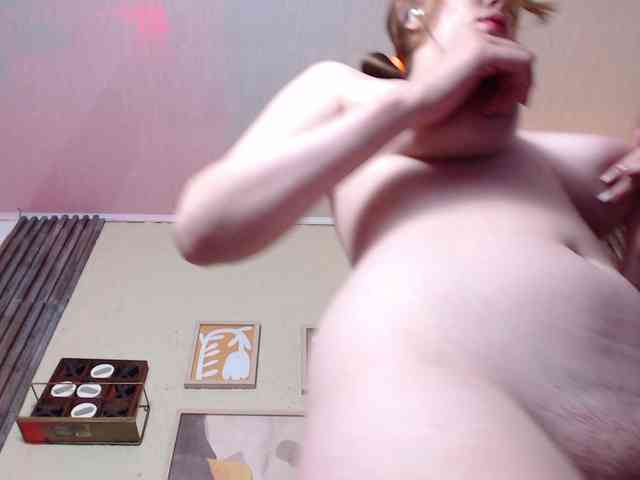 PrettyAriel webcam