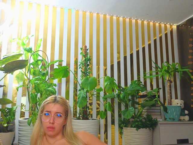 Entrez le videochat erotique avec le
modèle -Violettttta- -Violettttta-