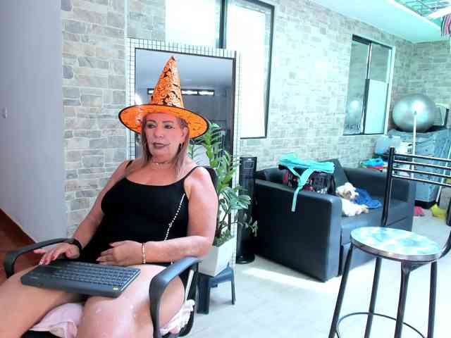 mature-younga webcam