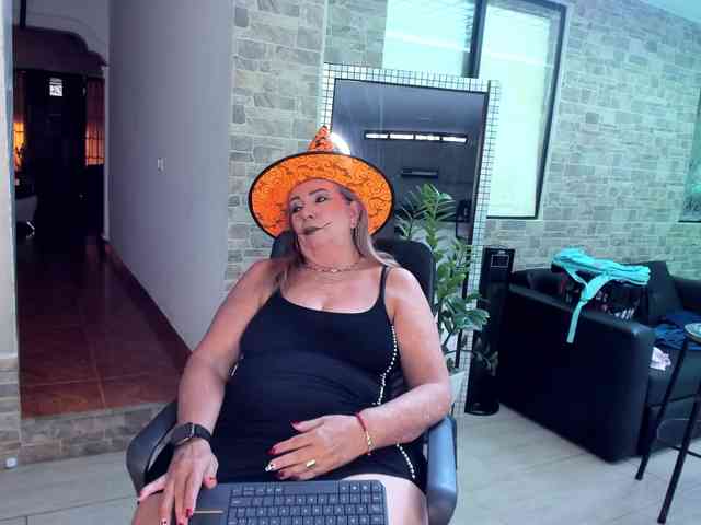 mature-younga webcam